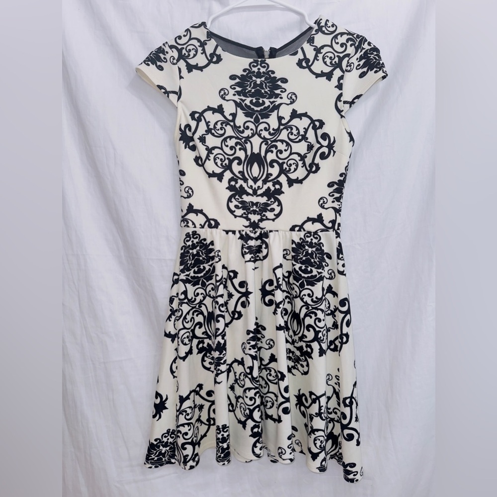 B. Darlin Ivory Black Short Sleeve Baroque Print Fit & Flare Skater Dress 5/6